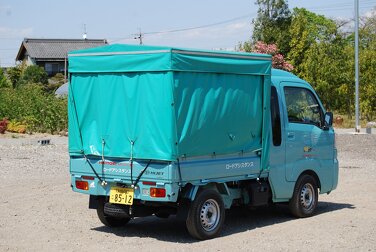 大型トラックから乗用車までタイヤ交換可