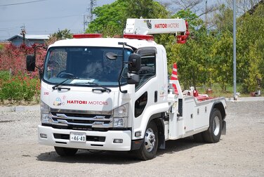 クレーン付きレッカー車（緊急自動車）