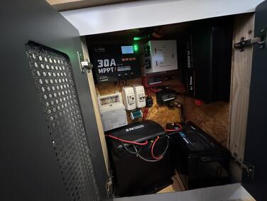 電装関係収納室（300Aリン酸鉄リチウムバッテリー、2000Wインバーターほか）