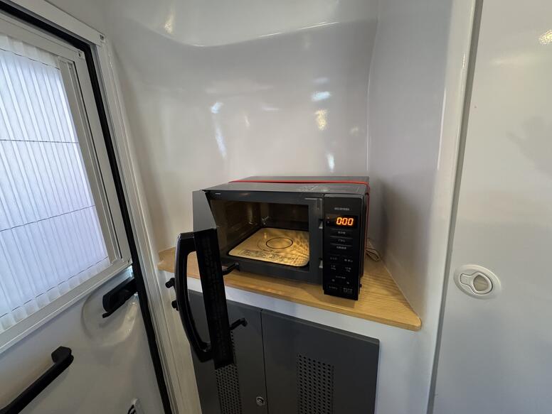 入口入って左側に電子レンジをセット